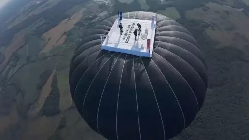Box v oblacích. Rusové postavili ring na balon 1600 metrů nad zemí