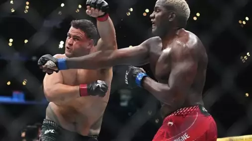 Tuivasa padl poosmé v řadě. Vyrovnal nechvalný rekord Tonyho Fergusona