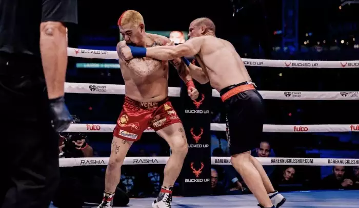 Po sedmi letech zpět v boji. Legenda UFC při debutu bez rukavic soupeře pětkrát poslala k zemi