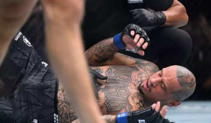 Z vězení rovnou do hlavního zápasu UFC. Po 30 sekundách bylo po všem