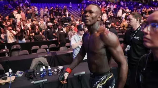 Čtvrtá porážka v řadě a pád žebříčkem. Adesanya čelí nejtvrdším otázkám kariéry