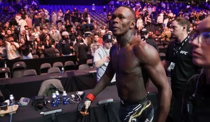 Čtvrtá porážka v řadě a pád žebříčkem. Adesanya čelí nejtvrdším otázkám kariéry