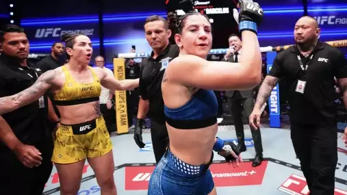 Rozhodčí všechny překvapili, pak musela zasáhnout ochranka. Nenávist v UFC pokračovala i po gongu