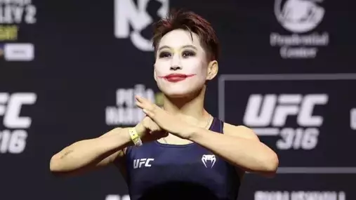 VIDEO: Slíbila, že udělá show. Wang při staredownu vyprovokovala Silvu