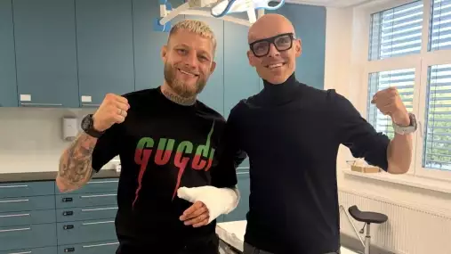 Roušal ukázal ruku po operaci. Sedm titanových šroubů ho od OKTAGONu 100 neodrazuje