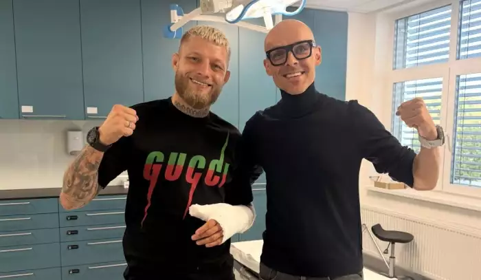 Roušal ukázal ruku po operaci. Sedm titanových šroubů ho od OKTAGONu 100 neodrazuje