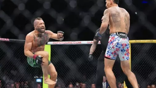 Katastrofický návrat McGregora. Takhle se po minutě zranil