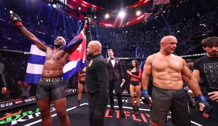 UFC ho vyhodilo. Pak vyhrál osm zápasů a knockoutoval bývalého šampiona. Kubánský obr je zpět