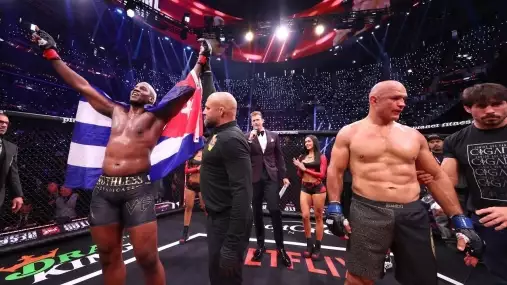 UFC ho vyhodilo. Pak vyhrál osm zápasů a knockoutoval bývalého šampiona. Kubánský obr je zpět