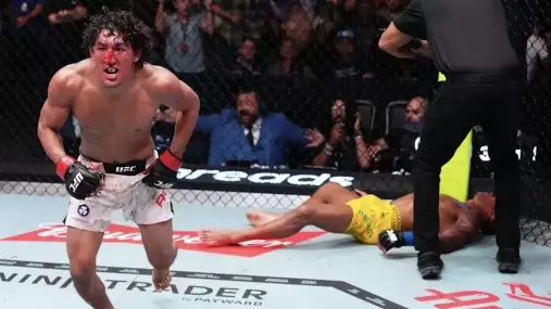 Děsivý konec v UFC. Barcelos náhle zůstal bezvládně ležet, Rosas otočil prohraný zápas