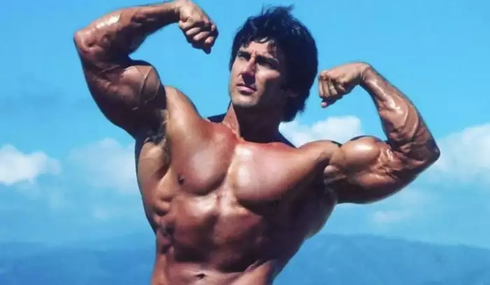 Proč vám nerostou bicepsy. Problém není v plánu, ale v egu