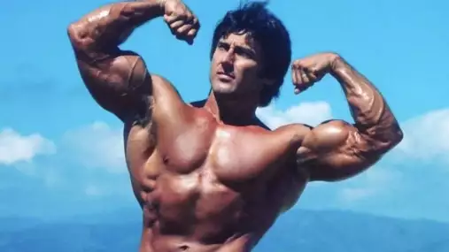 Proč vám nerostou bicepsy. Problém není v plánu, ale v egu