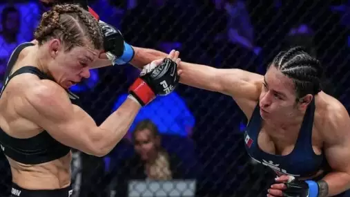 Prohrála zápas, ale vyhrála pozornost. Hvězdě MMA při souboji vykouklo prso