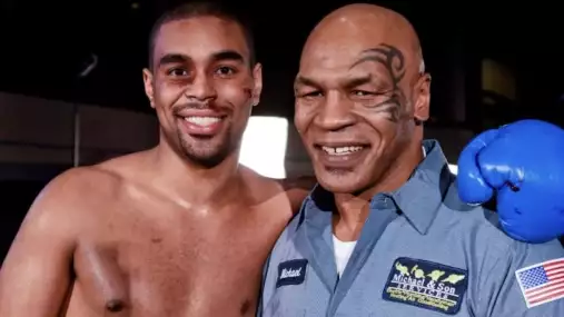 Mike Tyson ho od boxu odrazoval. Jeho syn teď podepsal smlouvu a míří do ringu