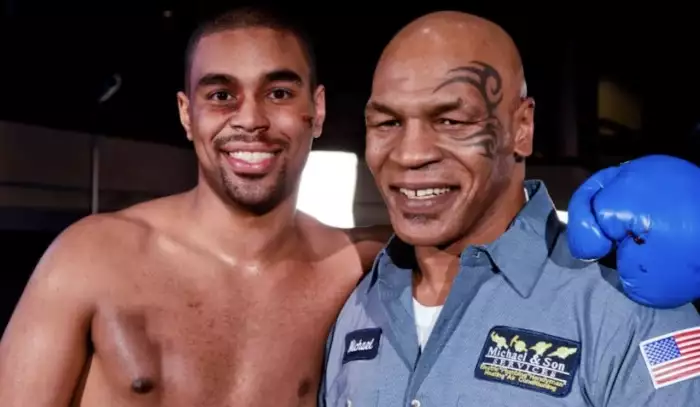 Mike Tyson ho od boxu odrazoval. Jeho syn teď podepsal smlouvu a míří do ringu