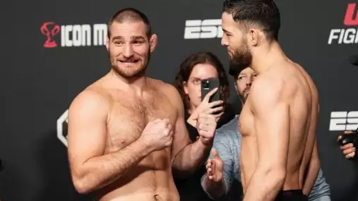 „Dám ti půl milionu ze svého.“ Imavov tlačí na Stricklanda a chce, aby mu UFC vzalo pás