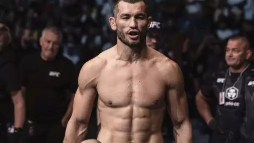 Muradov po pěti výhrách poznal porážku. Hvězda UFC ho v prvním kole donutila odklepat