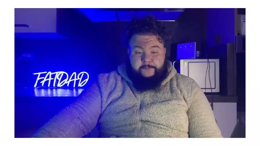 Pád morálního majáku: FatDad má 12 exekucí, některé z trestní činnosti. Káže vodu, pije víno?