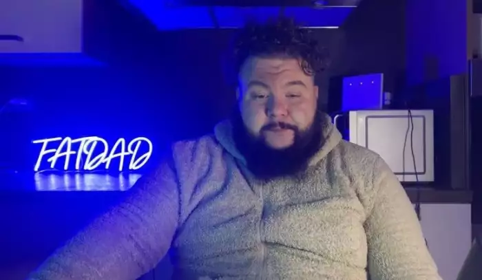 Pád morálního majáku: FatDad má 12 exekucí, některé z trestní činnosti. Káže vodu, pije víno?