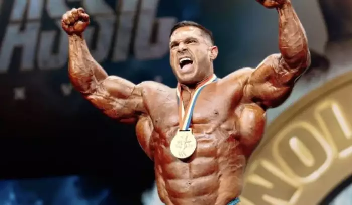 Věda v objemové fázi. Derek Lunsford útočí na bicepsy elektrickou stimulací