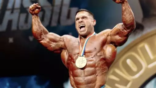 Věda v objemové fázi. Derek Lunsford útočí na bicepsy elektrickou stimulací