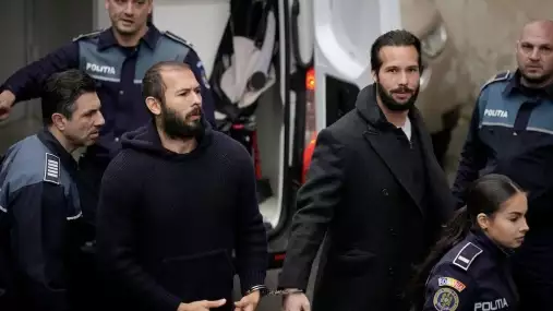 Bratry Tateovy zadrželi v Miami. Andrew měl moderovat galavečer s Jonem Jonesem