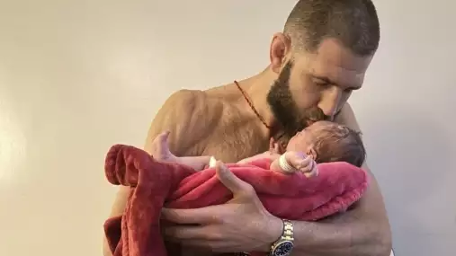 Životní výhra pro Procházku. Český samuraj přivítal na svět dceru