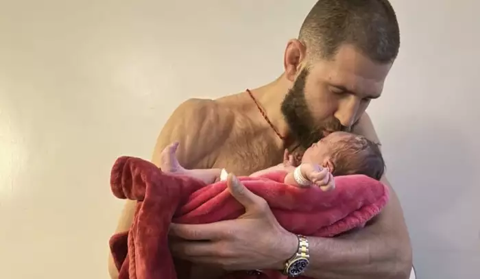 Životní výhra pro Procházku. Český samuraj přivítal na svět dceru