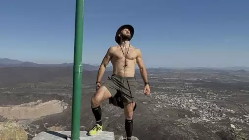 Tohle nikdo nečekal, slavný samuraj visel nad propastí bez jakéhokoliv jištění