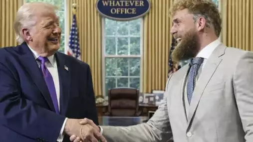 Donald Trump předpovídá youtuberovi Jakeu Paulovi zářivou politickou kariéru