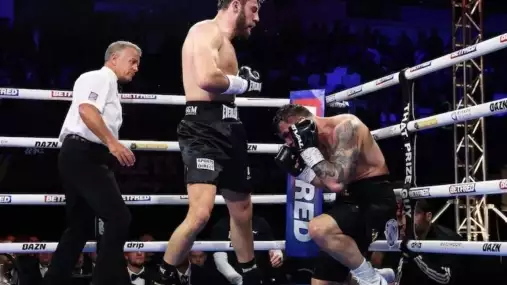 Ducár přišel o titul po sporném verdiktu. V Anglii mu stopku vystavil rozhodčí, fanoušci zuří