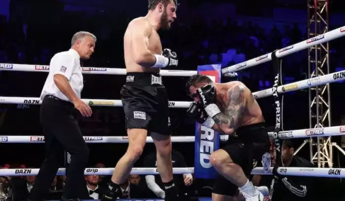 Ducár přišel o titul po sporném verdiktu. V Anglii mu stopku vystavil rozhodčí, fanoušci zuří