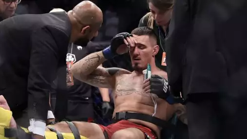 Aspinall se vzdal titulu UFC. Další zranění oka zhatilo návrat, který už měl datum