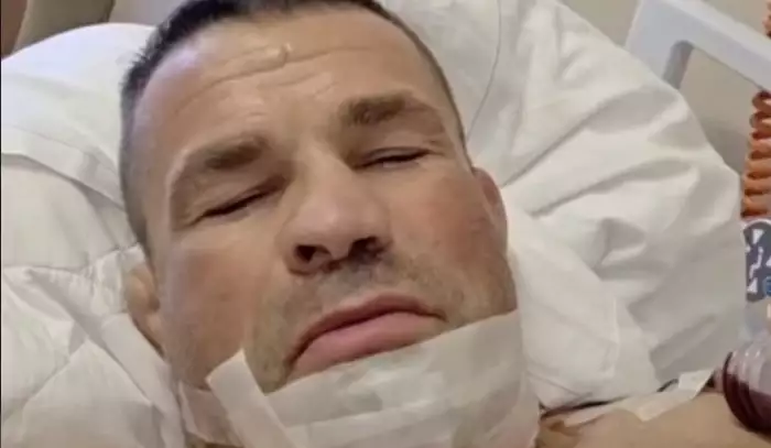 Lešení je dole. Vémola po operaci poslal vzkaz z nemocnice