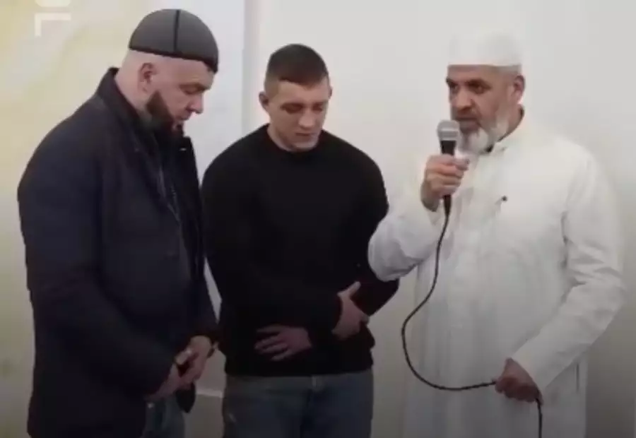 Tadeáš Růžička po propuštění z vězení přijal islám. Podívejte se, jak skládá slib