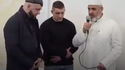 Tadeáš Růžička po propuštění z vězení přijal islám. Podívejte se, jak skládá slib