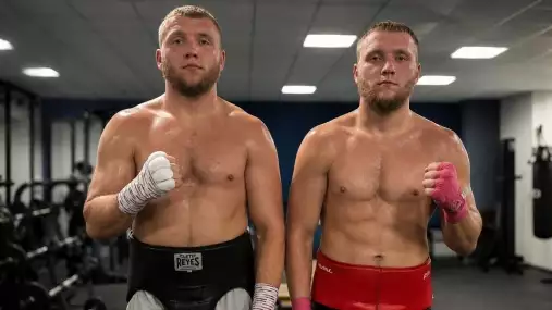 Nad hlavami jim létaly rakety, na trénink chodili 13 kilometrů. Teď dvojčata čeká profesionální debut v Praze