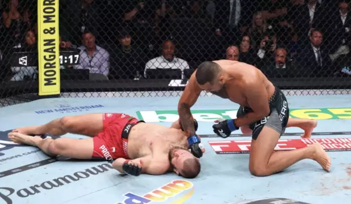 Ulberg využil jediný moment a sebral Procházkovi pás. Miami vidělo tvrdý obrat