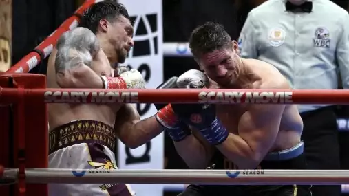 Krádež, nebo správný zásah? Usyk uhájil pásy po kontroverzním ukončení