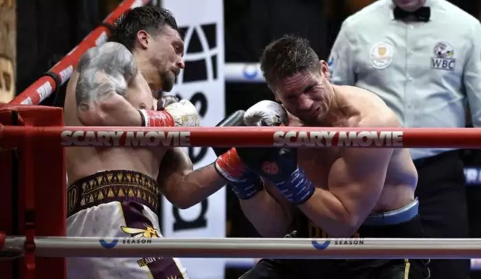 Krádež, nebo správný zásah? Usyk uhájil pásy po kontroverzním ukončení