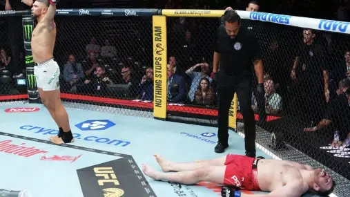 Jediné koleno a bylo po všem. Walker přešel do těžké váhy a už ho posílají na Pereiru
