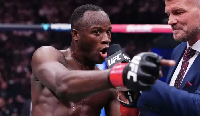 Keita vypnul Naimova jednou ranou. Pak skočil mezi fanoušky a ukázal na trojku UFC