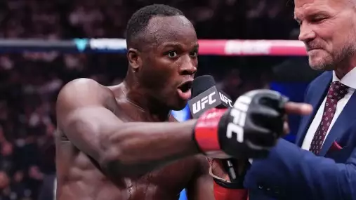 Keita vypnul Naimova jednou ranou. Pak skočil mezi fanoušky a ukázal na trojku UFC