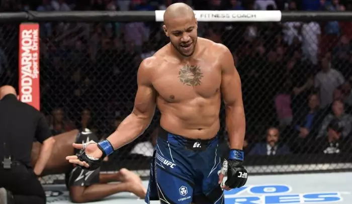 Ciryl Gane je nový šampion UFC. Pereira se jeho korunovaci okamžitě vysmál