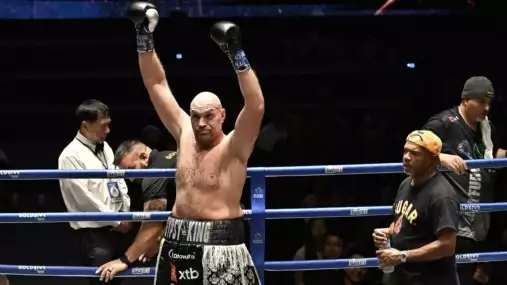 Místo dovolené žehlení prádla. Fury po zkoušce v Thajsku míří za rodinou. Stihl si však rýpnout do Joshuy