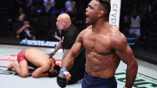 Za dvanáct hodin práce na kokosové plantáži dostával pět dolarů. Po výhře v UFC opravil matce dům