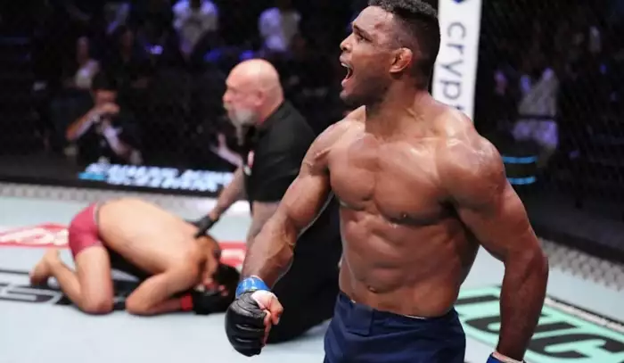 Za dvanáct hodin práce na kokosové plantáži dostával pět dolarů. Po výhře v UFC opravil matce dům