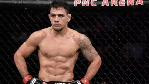 Tři operace za sebou. Dos Anjos už myslel na konec, teď se ve 41 letech vrací do UFC