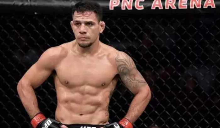 Tři operace za sebou. Dos Anjos už myslel na konec, teď se ve 41 letech vrací do UFC