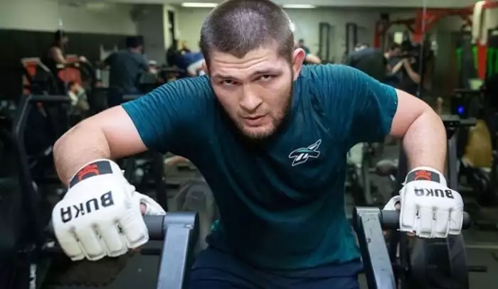 Do gymu jako na svatbu. Sprcha, čisté zuby i voňavka. Khabib poslal jasný vzkaz „smraďochům“